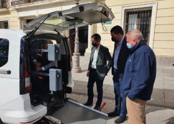 Presentado el nuevo vehículo eurotaxi adaptado a personas con movilidad reducida