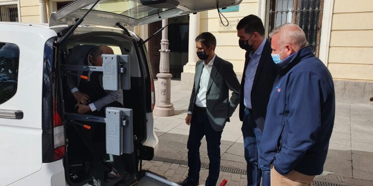 Presentado el nuevo vehículo eurotaxi adaptado a personas con movilidad reducida