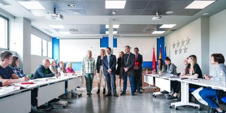 La Comunidad de Madrid ofrece clases de español a refugiados ucranianos para facilitar su acceso al mercado laboral