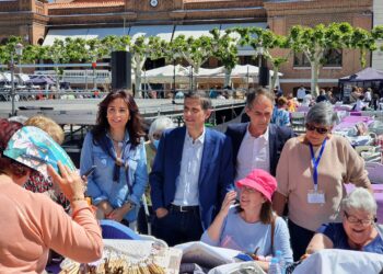 300 encajeras de bolillos se reúnen en la Plaza de Cervantes