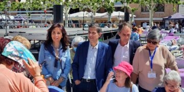 300 encajeras de bolillos se reúnen en la Plaza de Cervantes