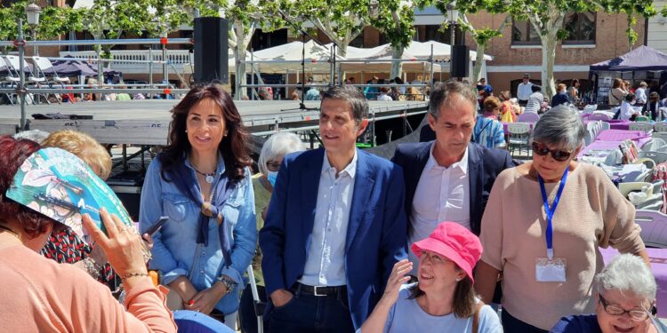 300 encajeras de bolillos se reúnen en la Plaza de Cervantes