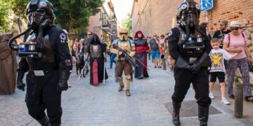 Expectación en el centro de Alcalá ante el sorprendente pasacalles de “Cervanfriki