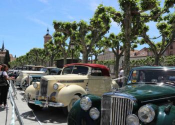 Una gran exposición de coches de época en la Plaza de Cervantes, importante atractivo turístico de este fin de semana en Alcalá