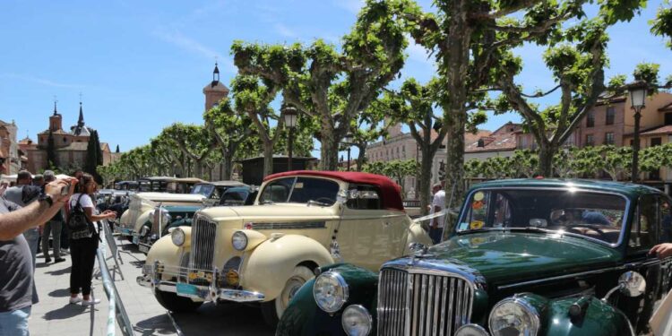 Una gran exposición de coches de época en la Plaza de Cervantes, importante atractivo turístico de este fin de semana en Alcalá