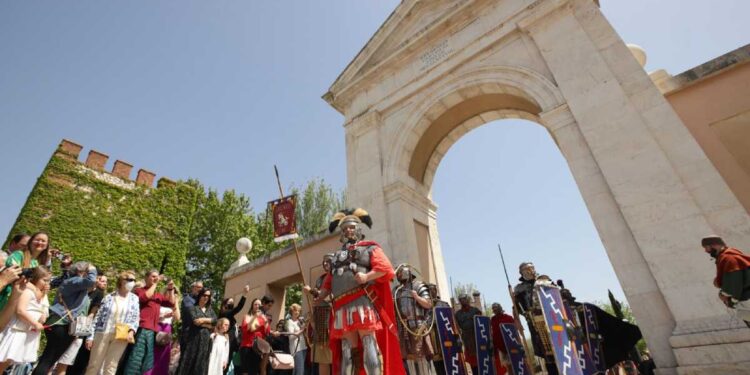 Decenas de miles de personas han viajado este puente a la antigua Roma en Alcalá a través de “Complutum Renacida”