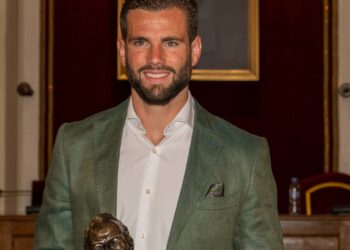 El alcalaíno Nacho Fernández ha sido recibido en el Ayuntamiento de Alcalá de Henares en reconocimiento de sus méritos deportivos