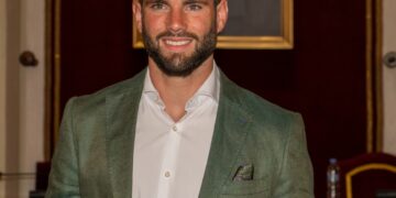 El alcalaíno Nacho Fernández ha sido recibido en el Ayuntamiento de Alcalá de Henares en reconocimiento de sus méritos deportivos