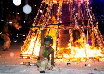 La Hoguera de San Juan, protagonista de las Fiestas del Distrito V