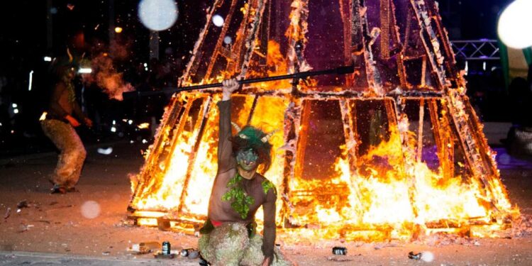 La Hoguera de San Juan, protagonista de las Fiestas del Distrito V