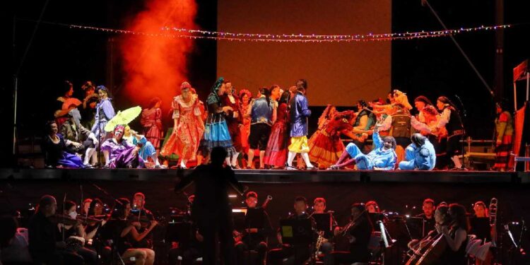 La Orquesta Ciudad de Alcalá y la Agrupación Coral de Coslada ofrecieron ayer una Antología de la Zarzuela que congregó a numeroso público