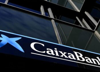 El Gobierno gravará con un 4,8% los intereses y comisiones de la banca y con 1,2% los ingresos de las empresas energéticas