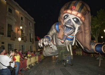 Alcalá de Henares cierra sus Ferias 2022 con un gran desfile de carrozas y un espectacular Castillo de Fuegos Artificiales