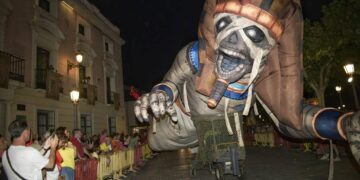 Alcalá de Henares cierra sus Ferias 2022 con un gran desfile de carrozas y un espectacular Castillo de Fuegos Artificiales