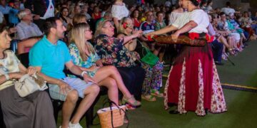 Miles de personas participan en las propuestas culturales y musicales del viernes de Feria