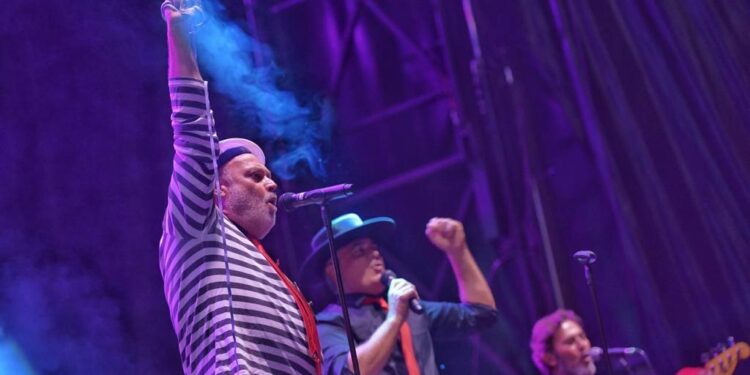 Los “Toreros con Chanclas” llenaron anoche la Plaza de Cervantes con su divertida actuación musical