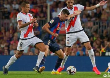 El Rayo baja el nivel de euforia del Barcelona