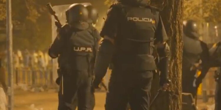 Pánico en las Ferias de Alcalá: peleas, persecuciones y quema de contenedores