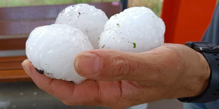 Muere una niña de 20 meses en Gerona por las heridas sufridas en la cabeza durante una intensa granizada