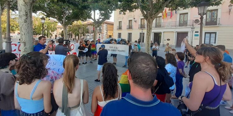 Denuncian una agresión homófoba en Alcalá durante las Ferias