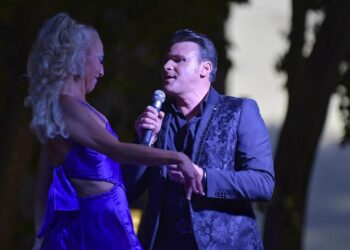 Manuel Alejandro abrió anoche el ciclo de música gratuito de artistas locales en la Plaza de Palacio