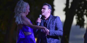 Manuel Alejandro abrió anoche el ciclo de música gratuito de artistas locales en la Plaza de Palacio