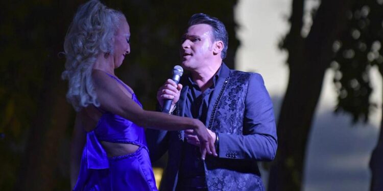 Manuel Alejandro abrió anoche el ciclo de música gratuito de artistas locales en la Plaza de Palacio