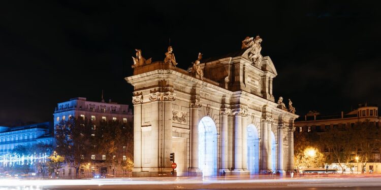 La Comunidad de Madrid lamenta que el Real Decreto-ley convierta a Madrid en la única gran capital europea que apaga sus escaparates a las diez de la noche