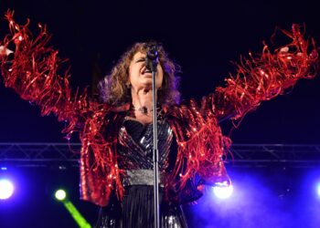 Vicky Larraz y Ole’Star hicieron vibrar a Alcalá con el concierto que abría las fiestas de los Santos Niños