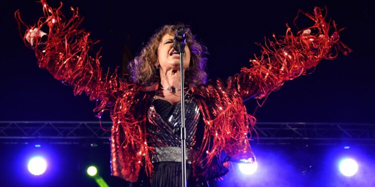 Vicky Larraz y Ole’Star hicieron vibrar a Alcalá con el concierto que abría las fiestas de los Santos Niños