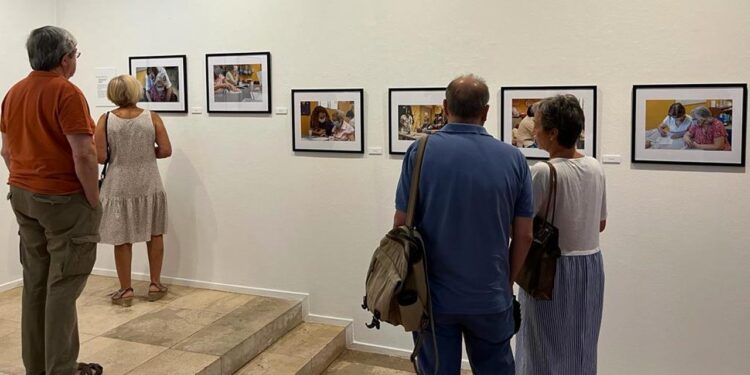 AFA Alcalá visibiliza el Alzheimer y el Parkinson a través de una exposición fotográfica