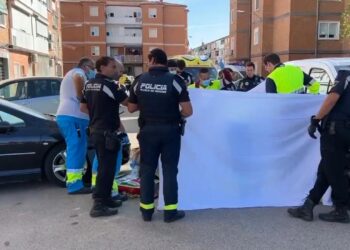Una mujer muere atropellada por una furgoneta que daba marcha atrás