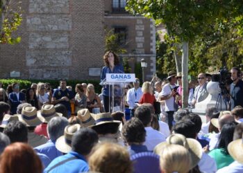 En su visita a Alcalá, ni Díaz Ayuso ni Núñez Feijóo destinaron una sola palabra a la ciudad