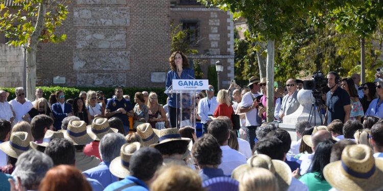 En su visita a Alcalá, ni Díaz Ayuso ni Núñez Feijóo destinaron una sola palabra a la ciudad