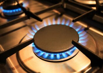 El Gobierno acuerda una rebaja del IVA del gas del 21% al 5%