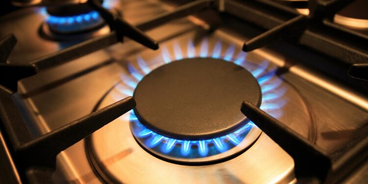 El Gobierno acuerda una rebaja del IVA del gas del 21% al 5%