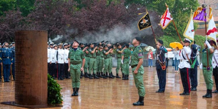 Alcalá rinde homenaje a los alcalaínos víctimas de ETA con la inauguración de un monumento en su memoria