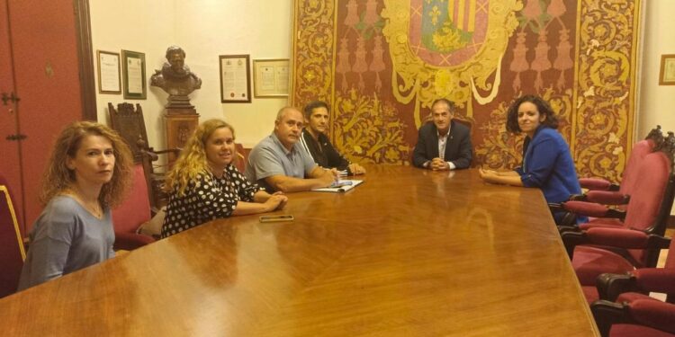 La Plataforma para la construcción del IES en La Garena se reúnen con el vicealcalde, Miguel Ángel Lezcano ante la paralización del proyecto de terminación