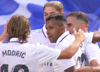 El Real Madrid continúa con su buena racha ante el Betis (2-1) y se afianza en el liderato