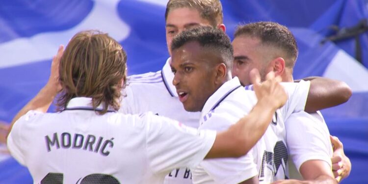 El Real Madrid continúa con su buena racha ante el Betis (2-1) y se afianza en el liderato