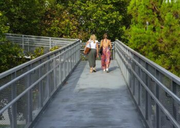 Reabre la pasarela peatonal de la calle Escudo tras las obras de reparación y adecuación