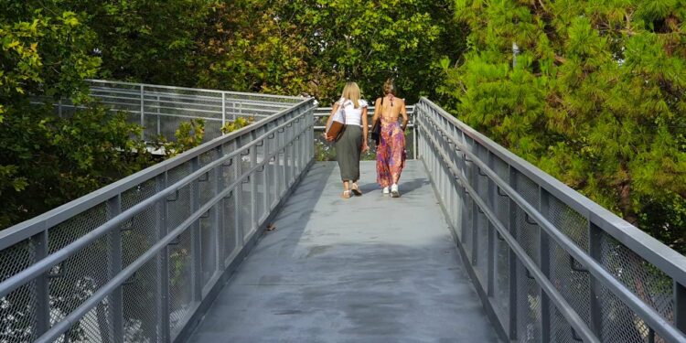 Reabre la pasarela peatonal de la calle Escudo tras las obras de reparación y adecuación