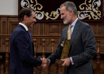 Rafael Nadal recibe el Galardón Camino Real de manos del Rey Felipe XI