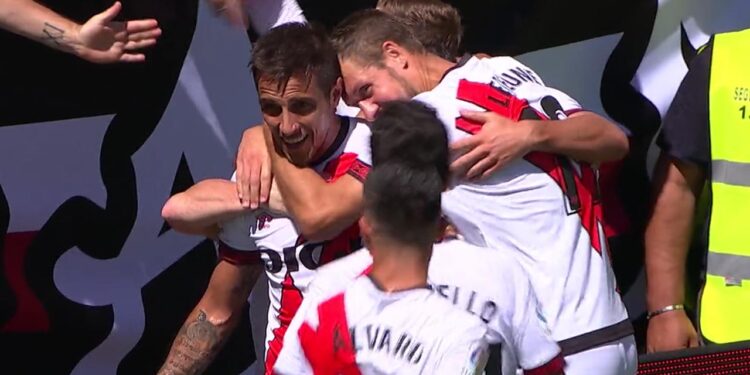 El Rayo Vallecano gana en casa nueve meses después (2-1)