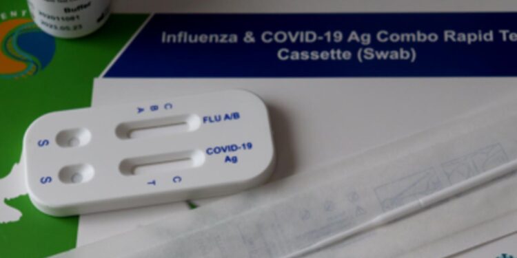 Ya están disponibles los test combinados que detectan Covid y gripe común