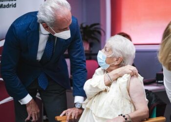 La Comunidad comienza hoy a administrar la cuarta dosis frente al COVID-19 a los usuarios y trabajadores de las residencias de la región