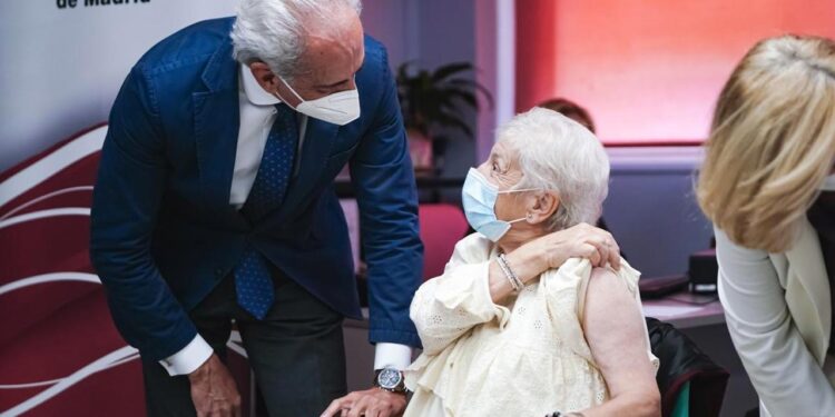 La Comunidad comienza hoy a administrar la cuarta dosis frente al COVID-19 a los usuarios y trabajadores de las residencias de la región