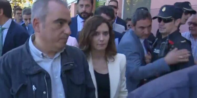 Ayuso visita San Fernando de Henares para conocer la problemática que ha provocado la línea 7B «un año después»