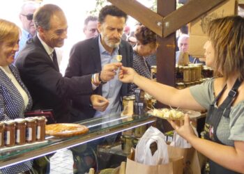 El vicealcalde, Miguel Ángel Lezcano, acompañó a Edmundo Bal en su visita al Mercado Cervantino
