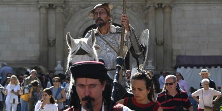 Alcalá y su mercado cervantino se han convertido en la primera opción turística de los madrileños en las fiestas del Pilar